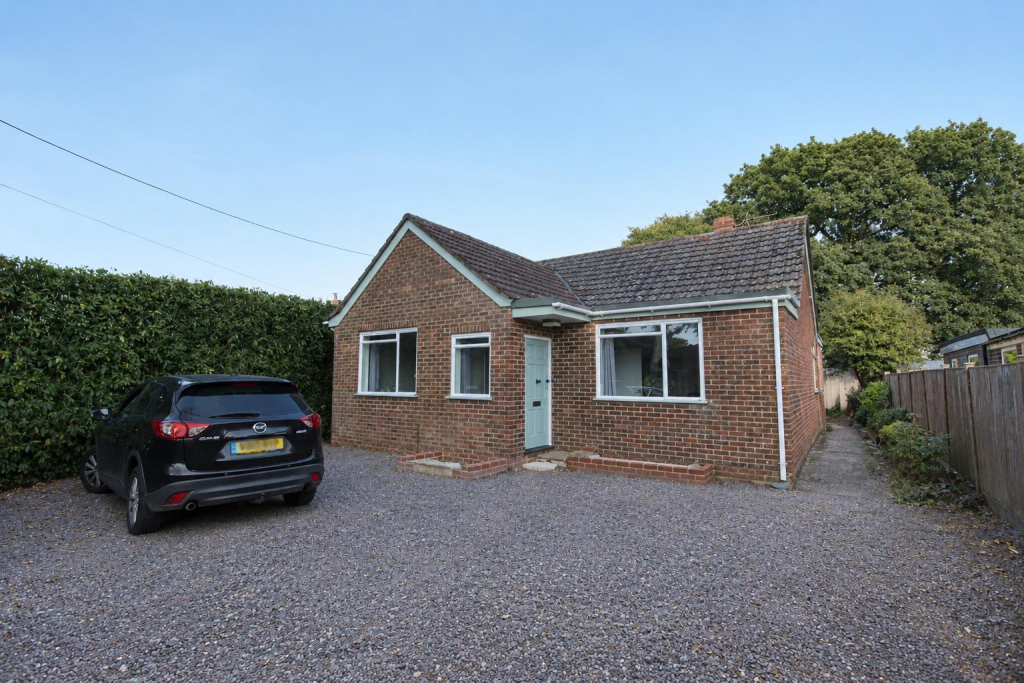 4 bed Bungalow for rent in Lymington. From Spencers of the New Forest - Lymington 4 bed Bungalow for rent in Lymington. From Spencers of the New Forest - Lymington