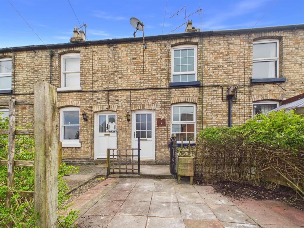 2 bed Mid Terraced House for rent in Croesowallt. From Roger Parry & Partners - Shrewsbury