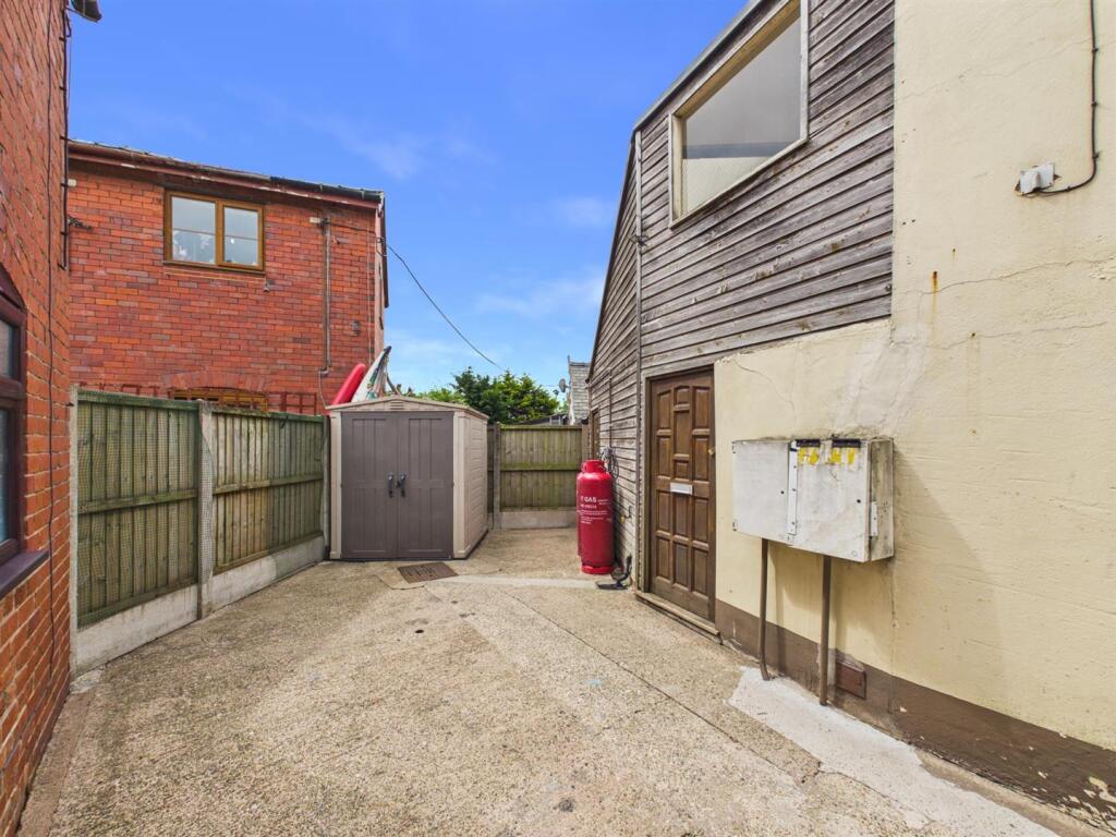 3 bed 1st Floor Flat for rent in Four Crosses. From Roger Parry & Partners - Shrewsbury 3 bed 1st Floor Flat for rent in Four Crosses. From Roger Parry & Partners - Shrewsbury