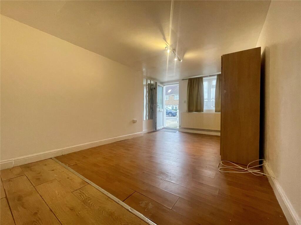 4 bed Apartment for rent in Hayes. From R.Whitley and Co 4 bed Apartment for rent in Hayes. From R.Whitley and Co