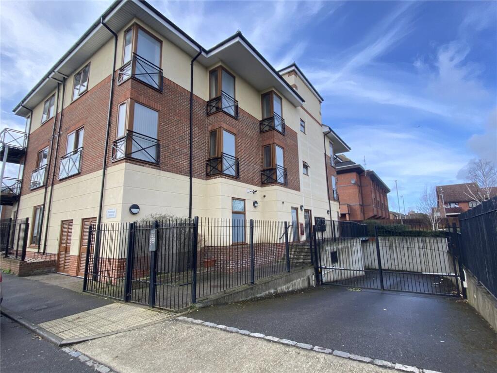 2 bed Apartment for rent in Yiewsley. From R.Whitley and Co