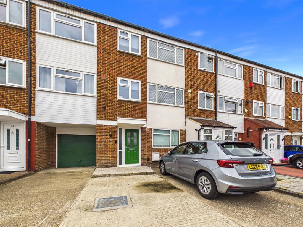 3 bed Town House for rent in Hayes. From R.Whitley and Co