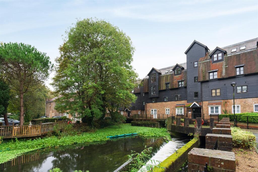 2 bed Apartment for rent in West Drayton. From R.Whitley and Co