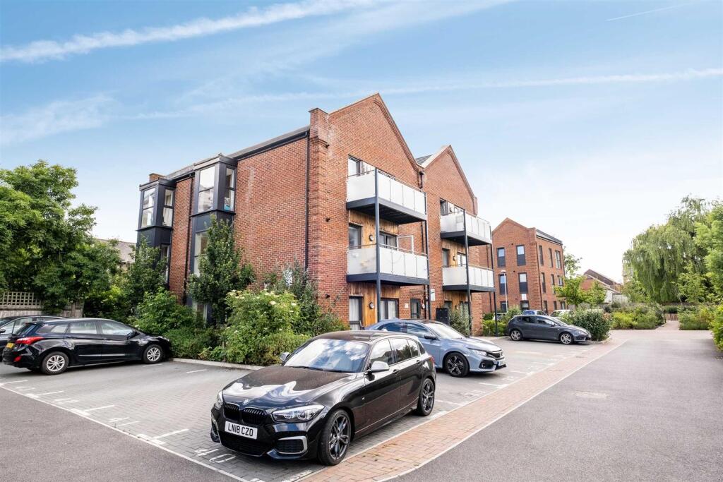 3 bed Penthouse for rent in West Drayton. From R.Whitley and Co