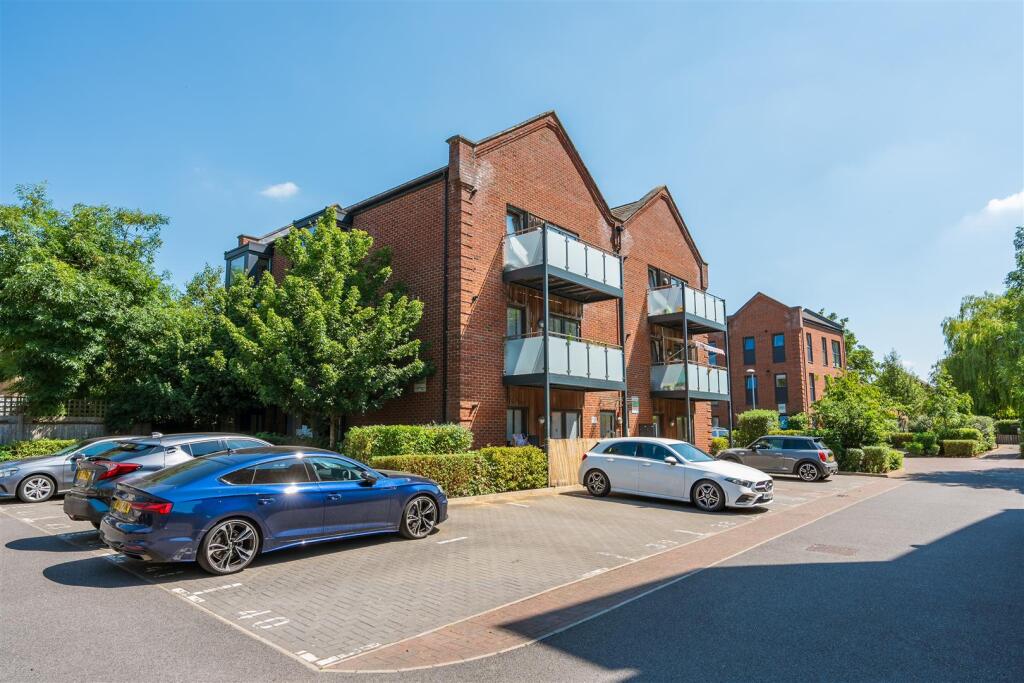 2 bed Apartment for rent in West Drayton. From R.Whitley and Co