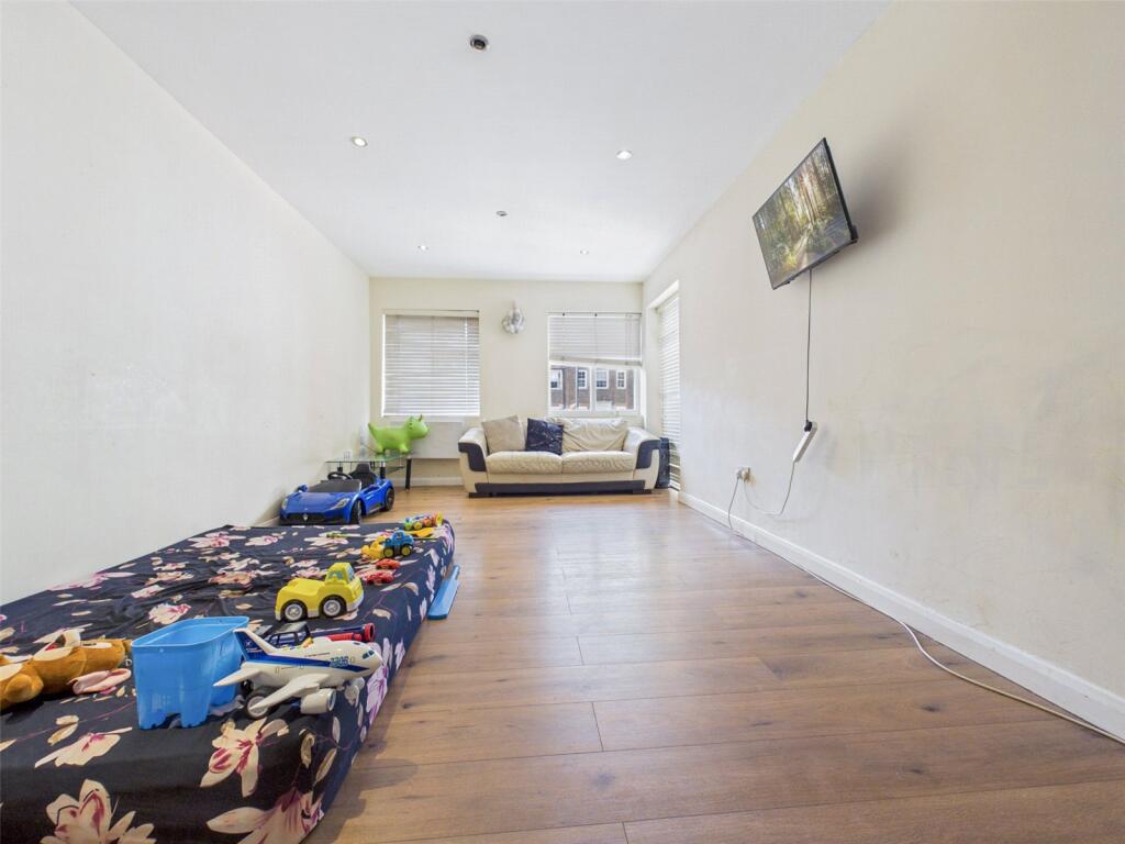 2 bed Apartment for rent in Yiewsley. From R.Whitley and Co