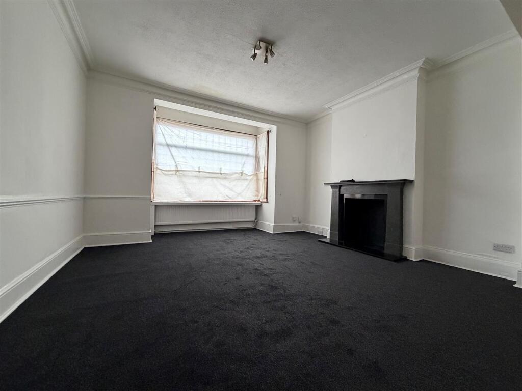 3 bed Detached for rent in Ilford. From Sandra Davidson - Redbridge