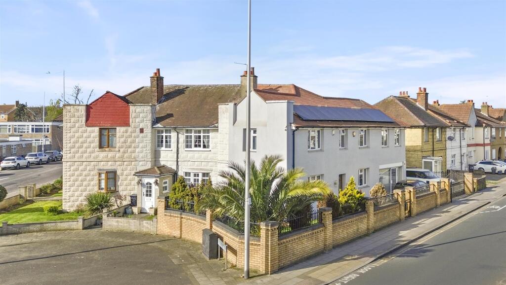 4 bed Semi Detached for rent in Ilford. From Sandra Davidson - Redbridge