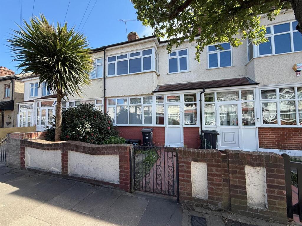 3 bed Detached for rent in Ilford. From Sandra Davidson - Redbridge
