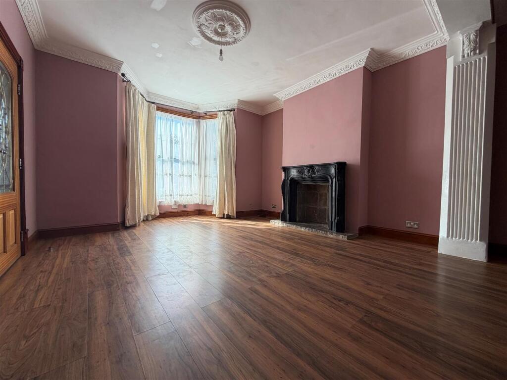 4 bed Detached for rent in Ilford. From Sandra Davidson - Redbridge 4 bed Detached for rent in Ilford. From Sandra Davidson - Redbridge