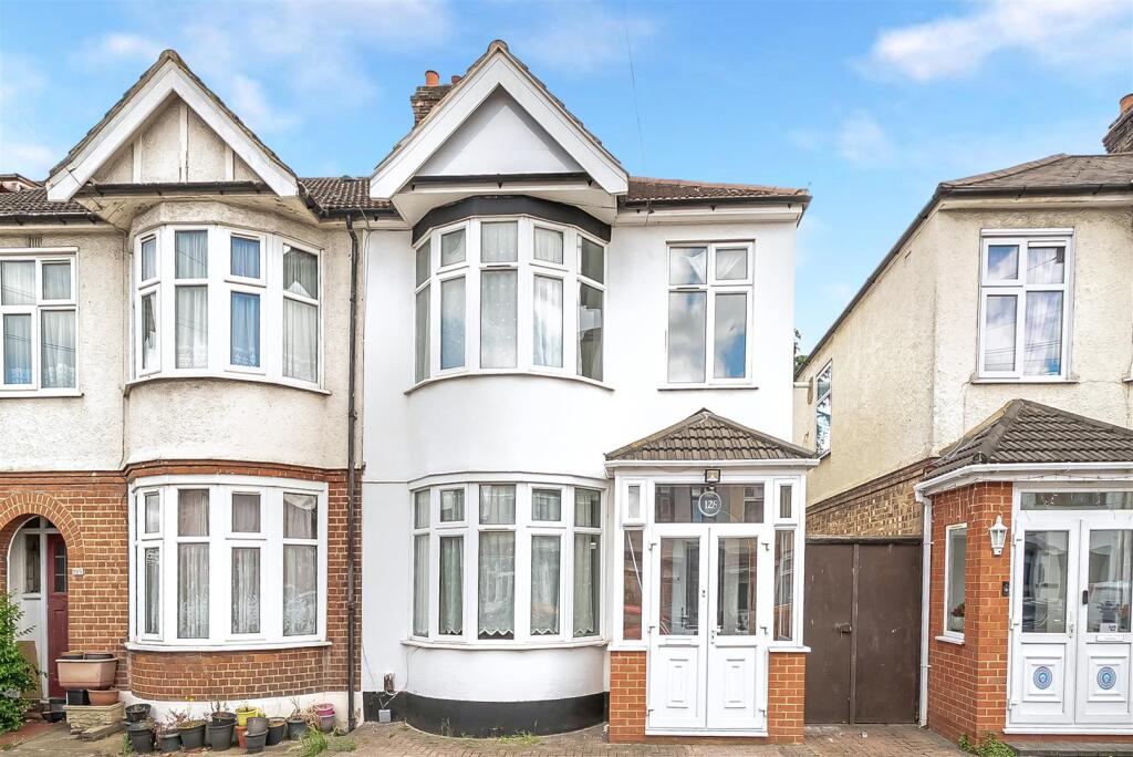 3 bed Detached for rent in Ilford. From Sandra Davidson - Redbridge