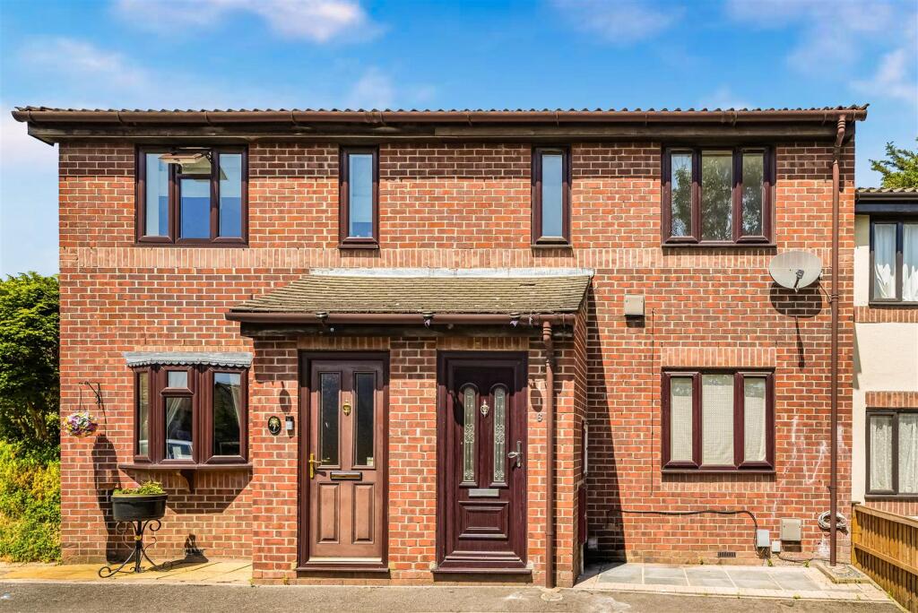 3 bed Mid Terraced House for rent in Dagenham. From Sandra Davidson - Redbridge