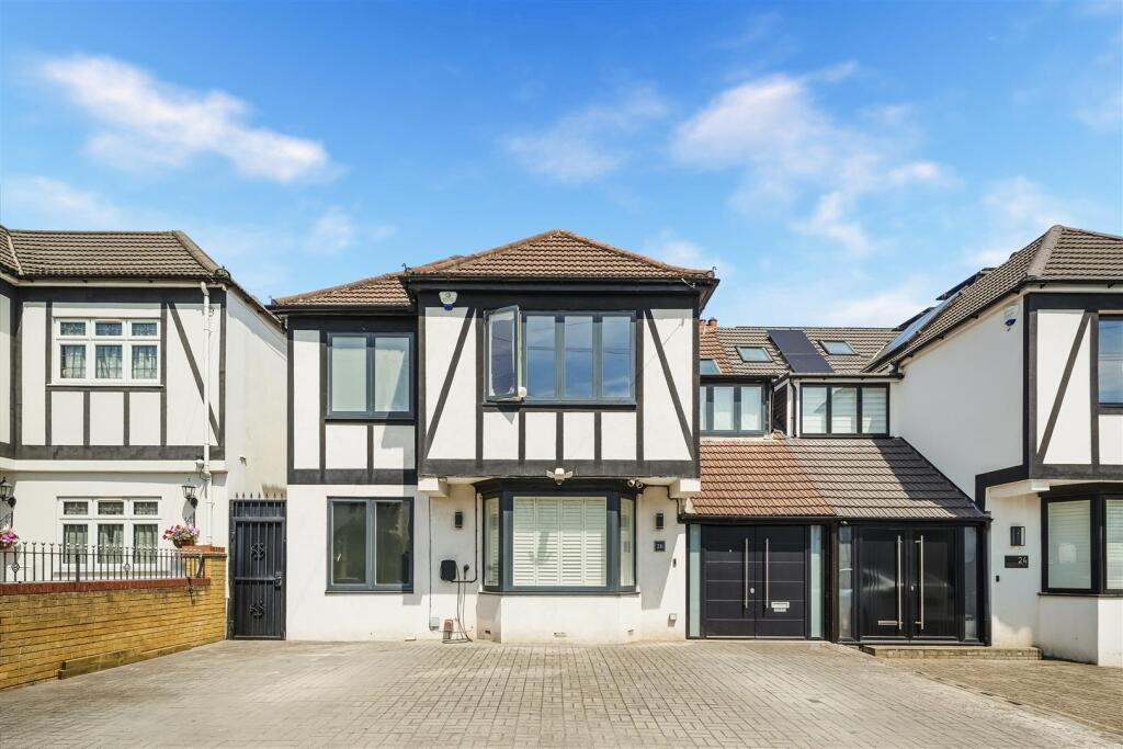 6 bed Detached for rent in Ilford. From Sandra Davidson - Redbridge 6 bed Detached for rent in Ilford. From Sandra Davidson - Redbridge