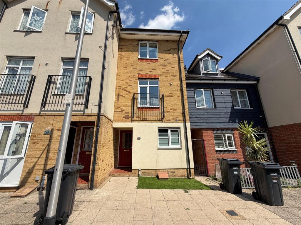 4 bed Detached for rent in Ilford. From Sandra Davidson - Redbridge