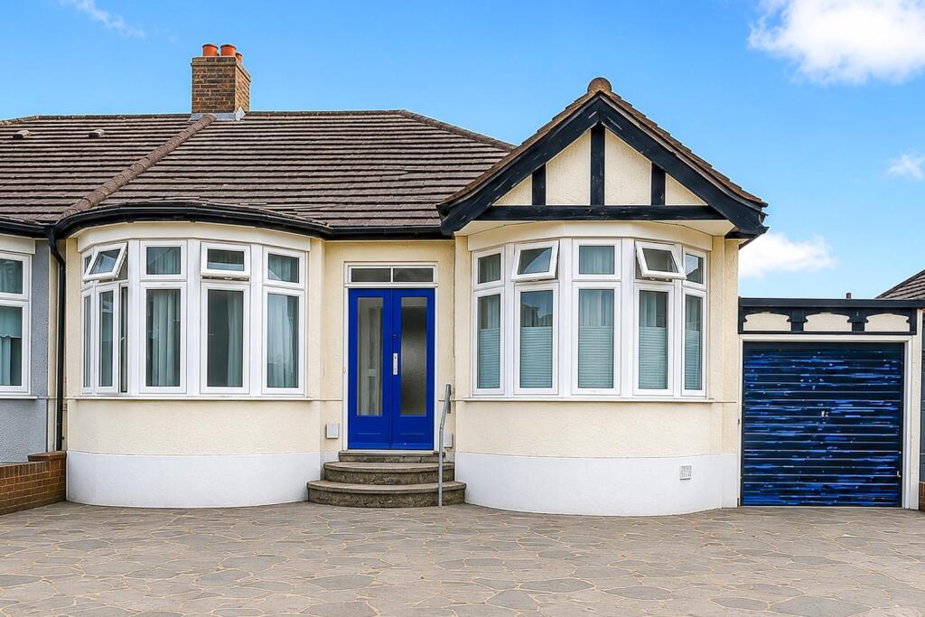 2 bed Semi-detached bungalow for rent in Wanstead. From Sandra Davidson - Redbridge