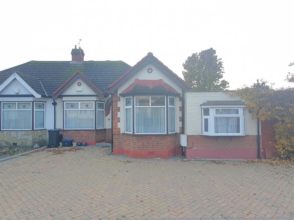 4 bed Semi-detached bungalow for rent in Ilford. From Sandra Davidson - Redbridge