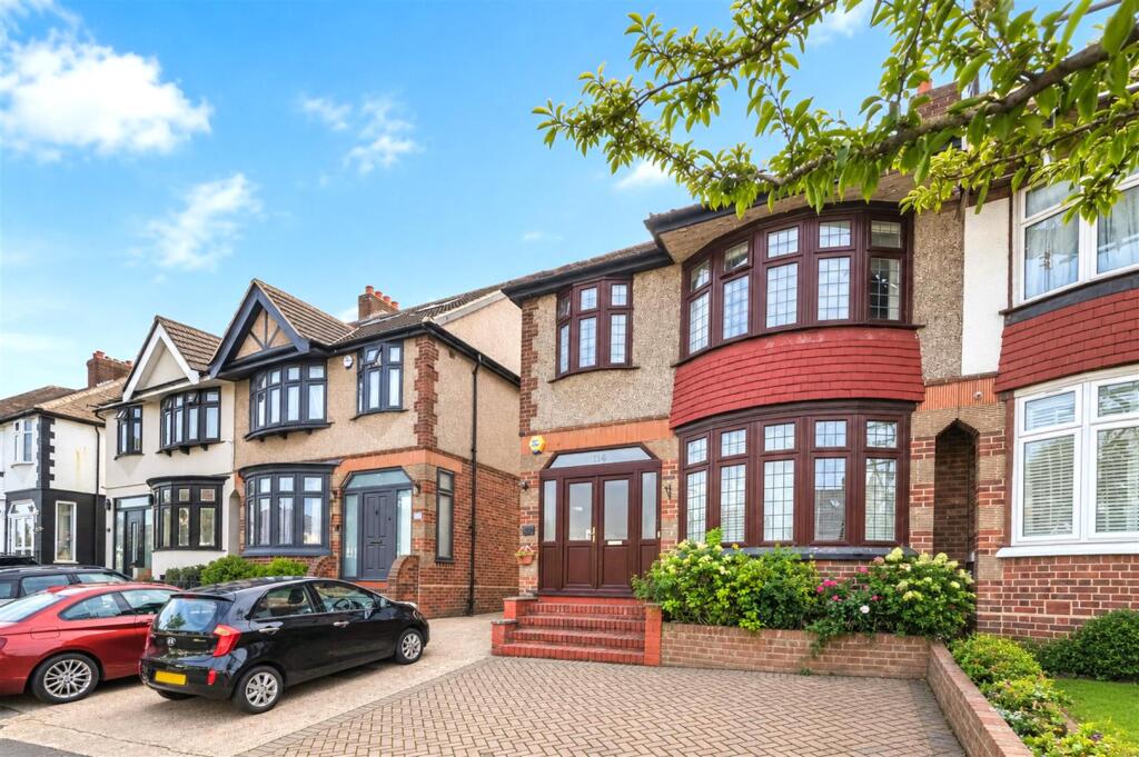 4 bed Detached for rent in Ilford. From Sandra Davidson - Redbridge