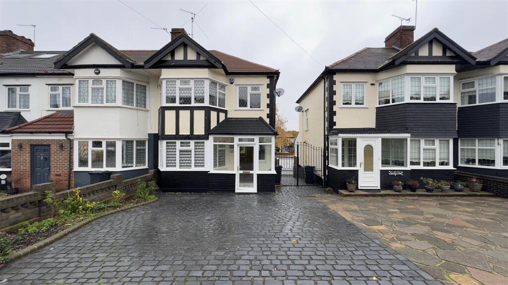 3 bed Detached for rent in Woodford. From Sandra Davidson - Redbridge