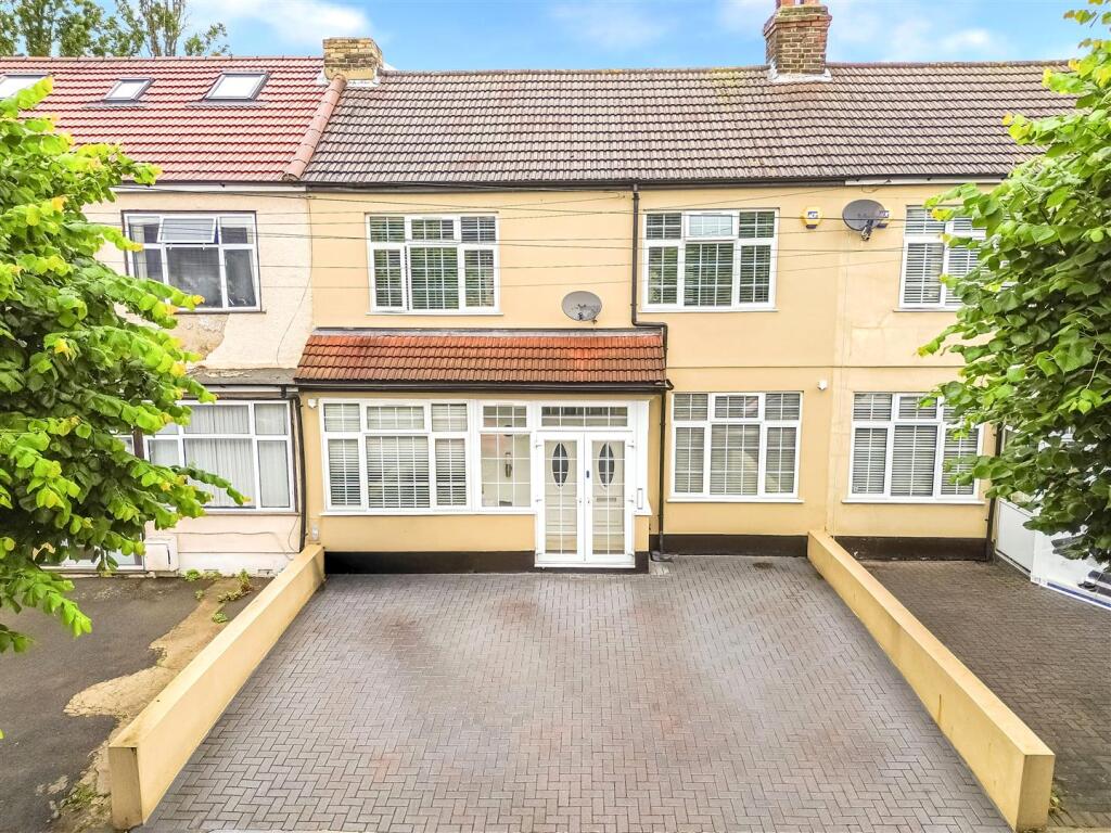 4 bed Detached for rent in Wanstead. From Sandra Davidson - Redbridge 4 bed Detached for rent in Wanstead. From Sandra Davidson - Redbridge