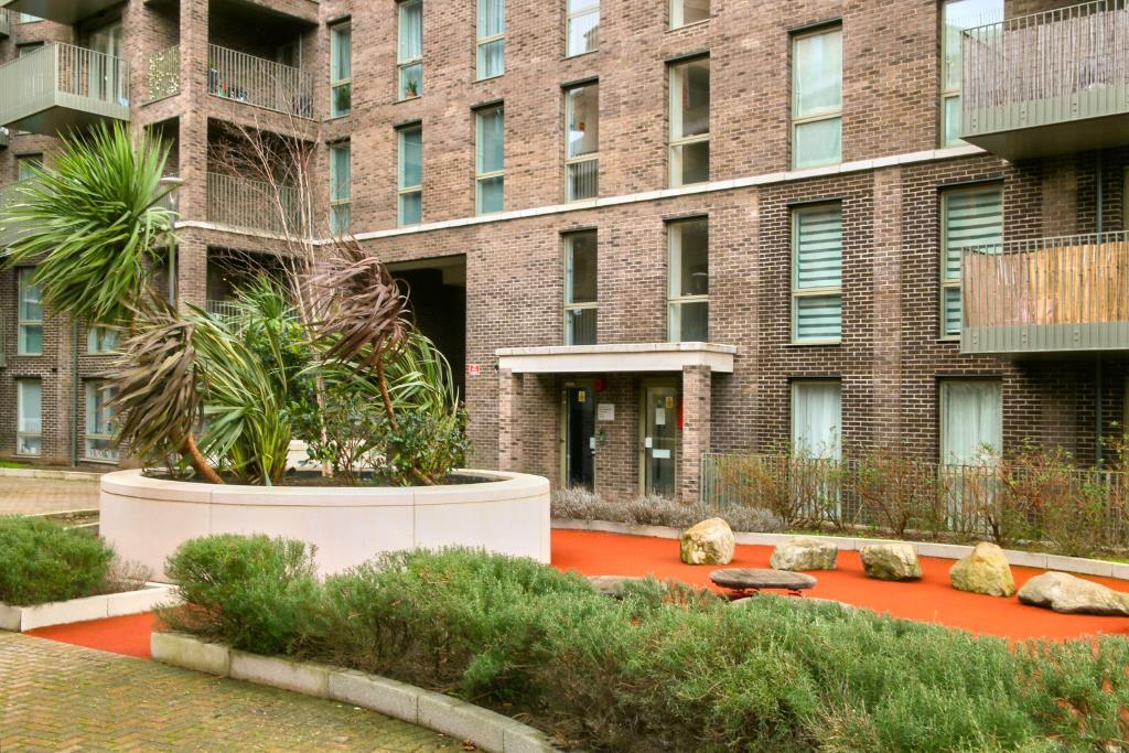 1 bed Apartment for rent in Harrow. From Aitchisons - Radlett