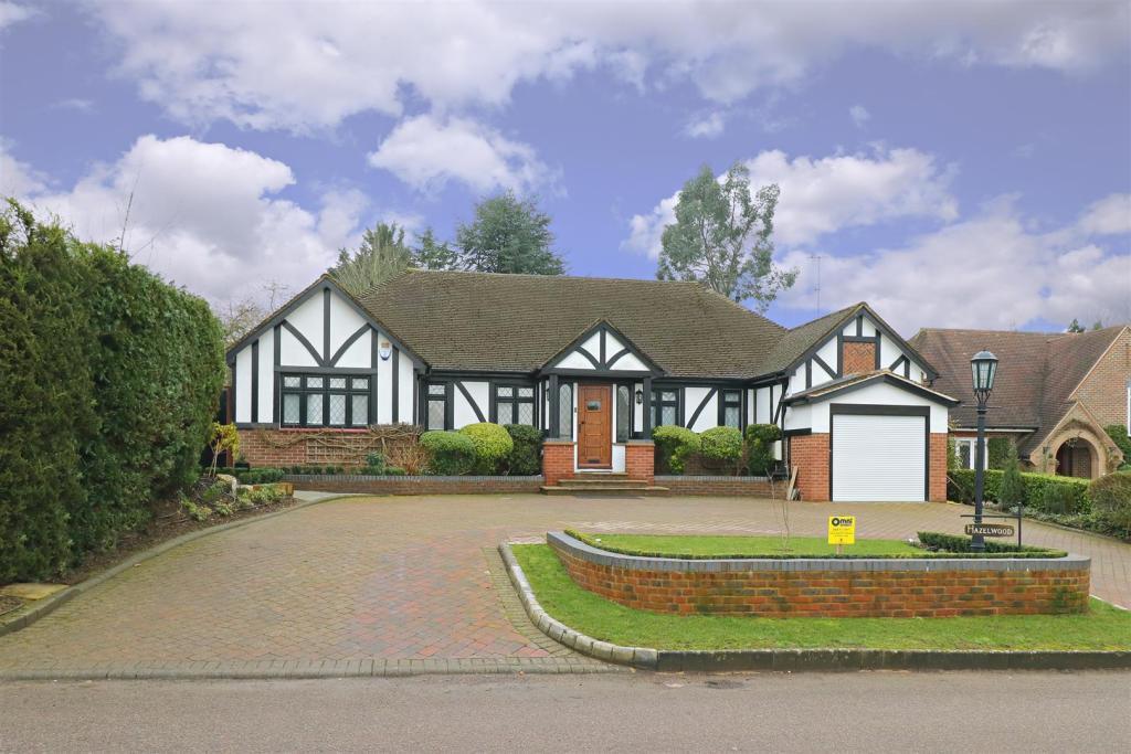 3 bed Detached bungalow for rent in Radlett. From Aitchisons - Radlett