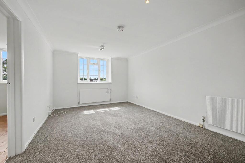 3 bed 1st Floor Flat for rent in Radlett. From Aitchisons - Radlett