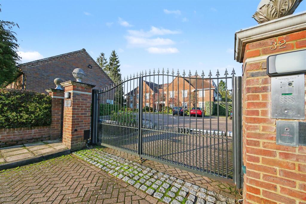 2 bed 1st Floor Flat for rent in Radlett. From Aitchisons - Radlett