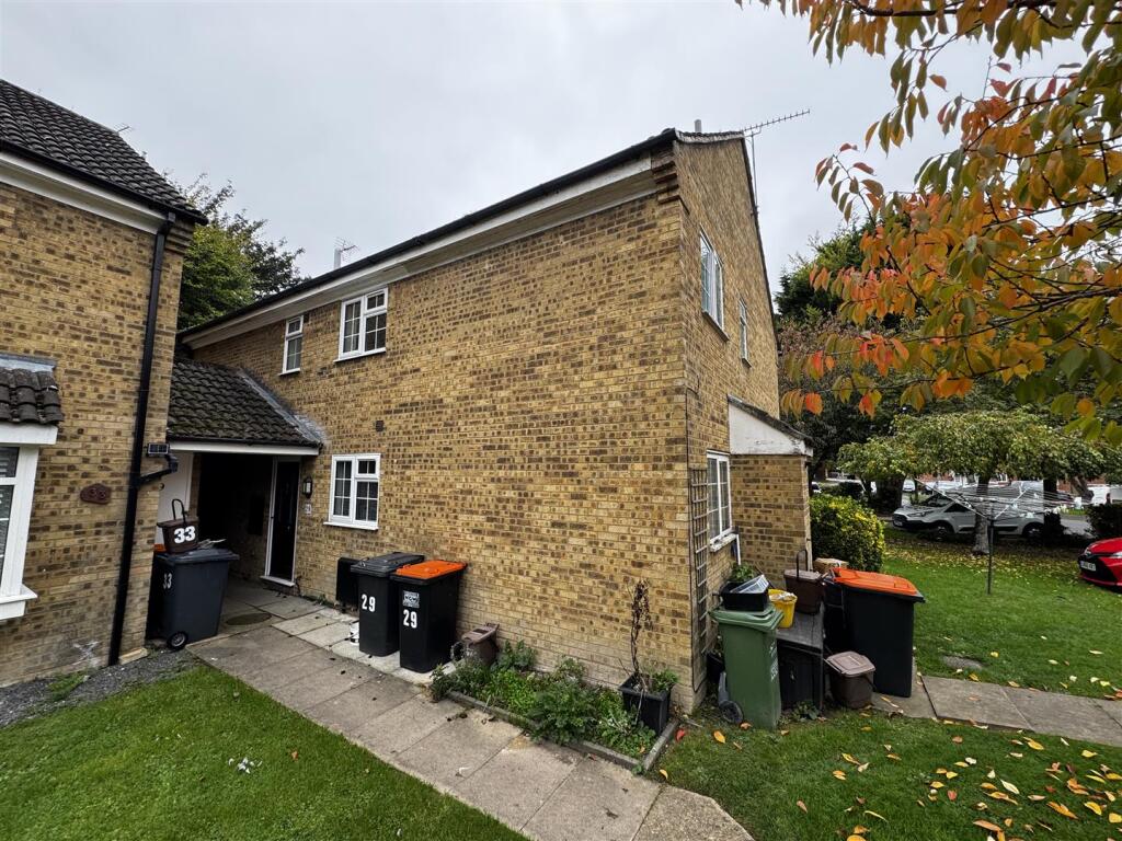 2 bed Mid Terraced House for rent in Dunstable. From Robinsons - Dunstable