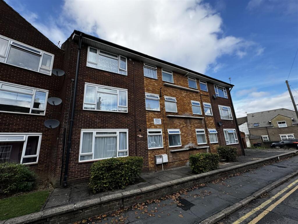 2 bed 1st Floor Flat for rent in Dunstable. From Robinsons - Dunstable