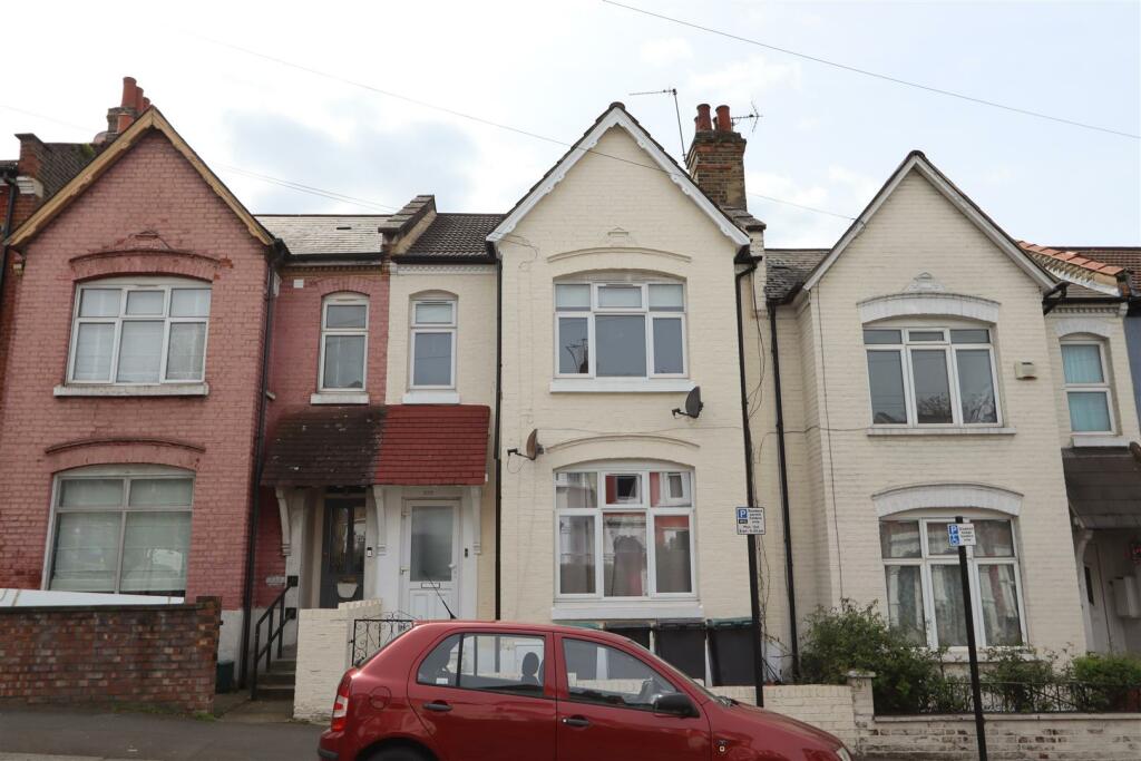 3 bed Flat for rent in London. From Anthony Webb Estate Agents - Palmers Green