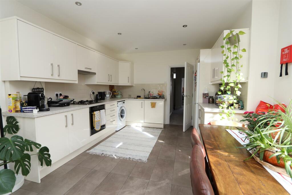 2 bed Flat for rent in London. From Anthony Webb Estate Agents - Palmers Green