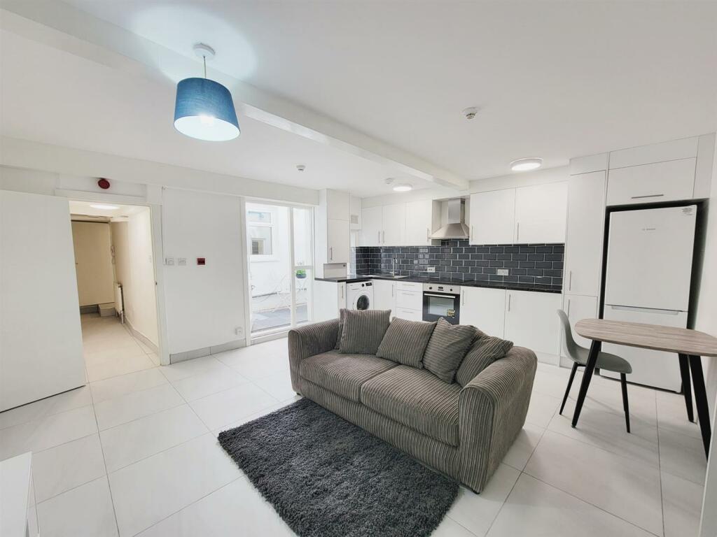 1 bed Flat for rent in Islington. From Anthony Webb Estate Agents - Palmers Green