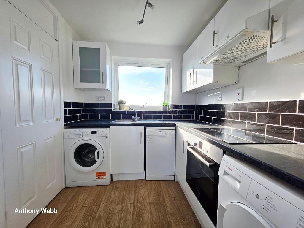 1 bed 1st Floor Flat for rent in Crews Hill. From Anthony Webb Estate Agents - Palmers Green