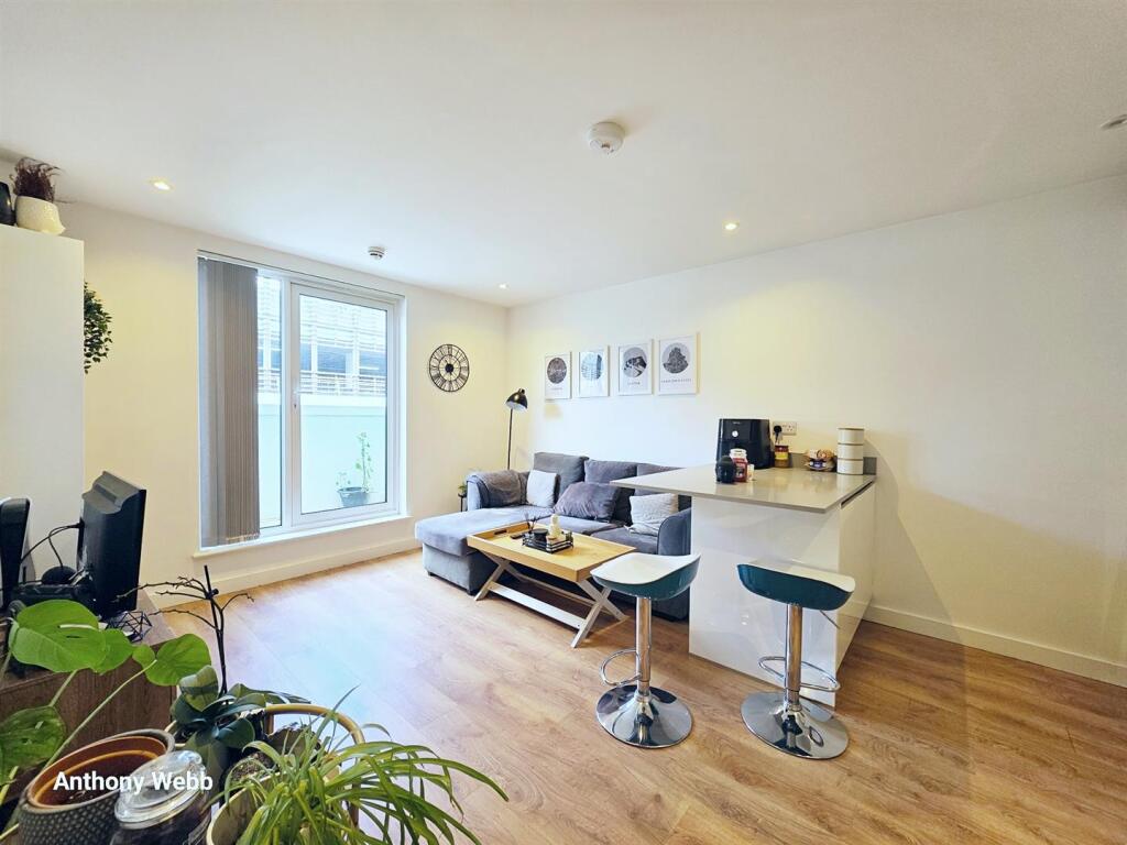 2 bed 1st Floor Flat for rent in Crews Hill. From Anthony Webb Estate Agents - Palmers Green