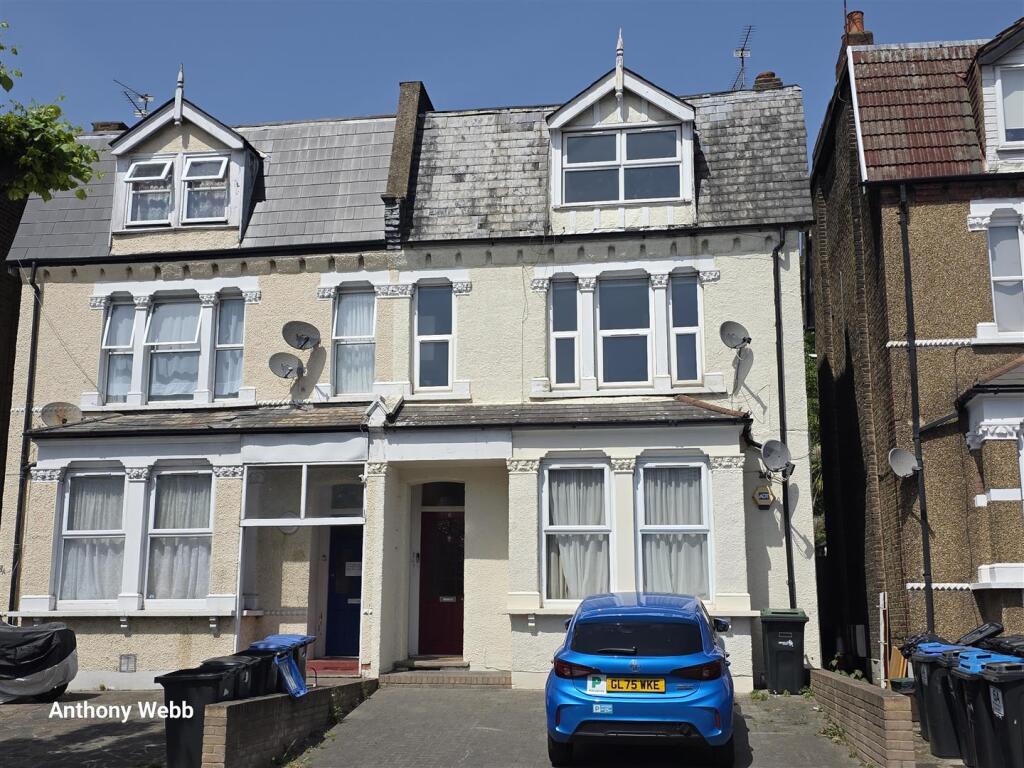 4 bed Studio for rent in Wood Green. From Anthony Webb Estate Agents - Palmers Green