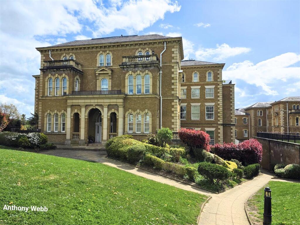 3 bed 1st Floor Flat for rent in Friern Barnet. From Anthony Webb Estate Agents - Palmers Green