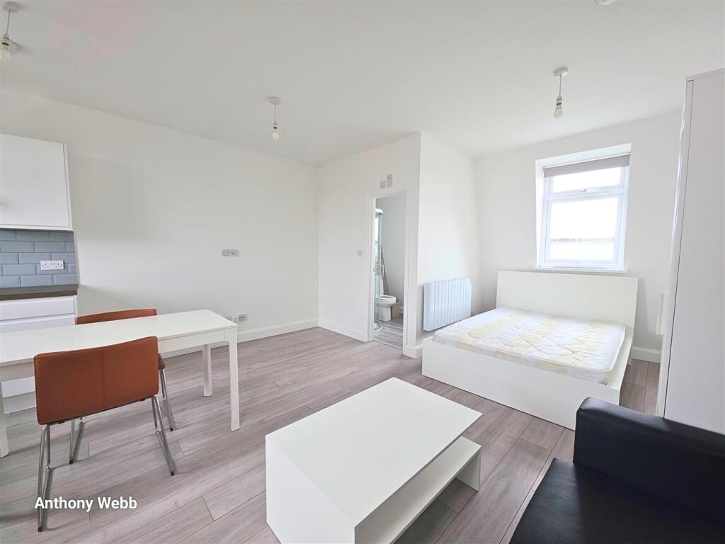 4 bed Studio for rent in Hackney. From Anthony Webb Estate Agents - Palmers Green 4 bed Studio for rent in Hackney. From Anthony Webb Estate Agents - Palmers Green