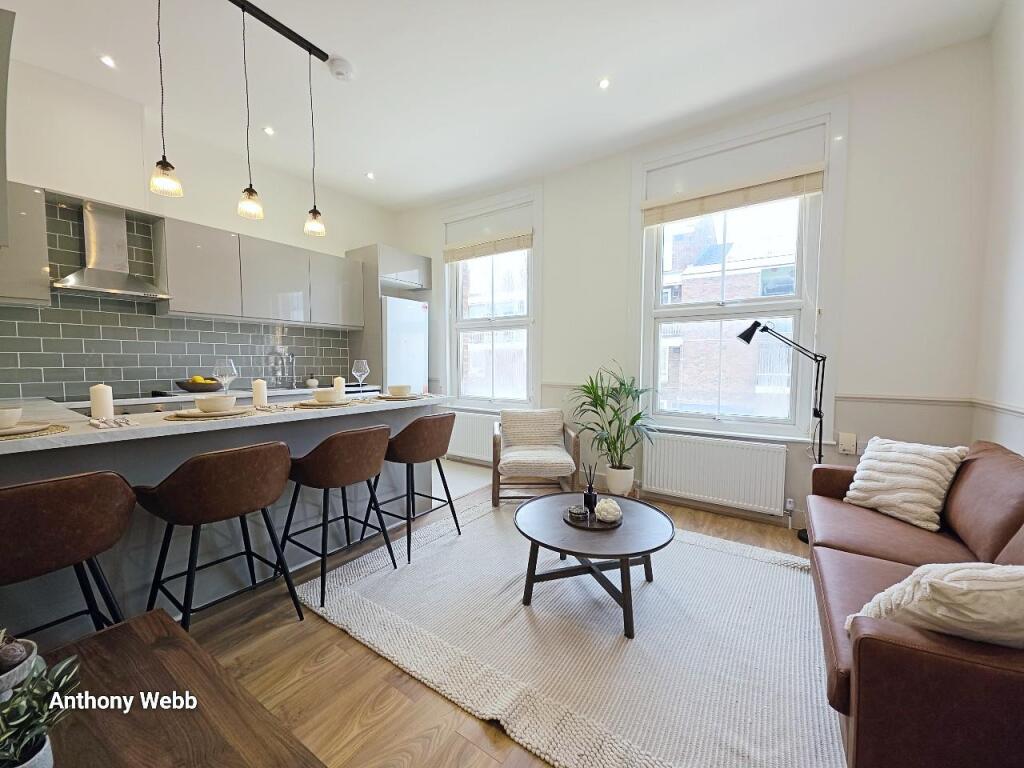 4 bed 1st Floor Flat for rent in London. From Anthony Webb Estate Agents - Palmers Green