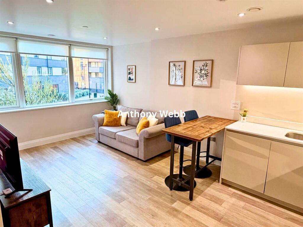1 bed 1st Floor Flat for rent in Friern Barnet. From Anthony Webb Estate Agents - Palmers Green