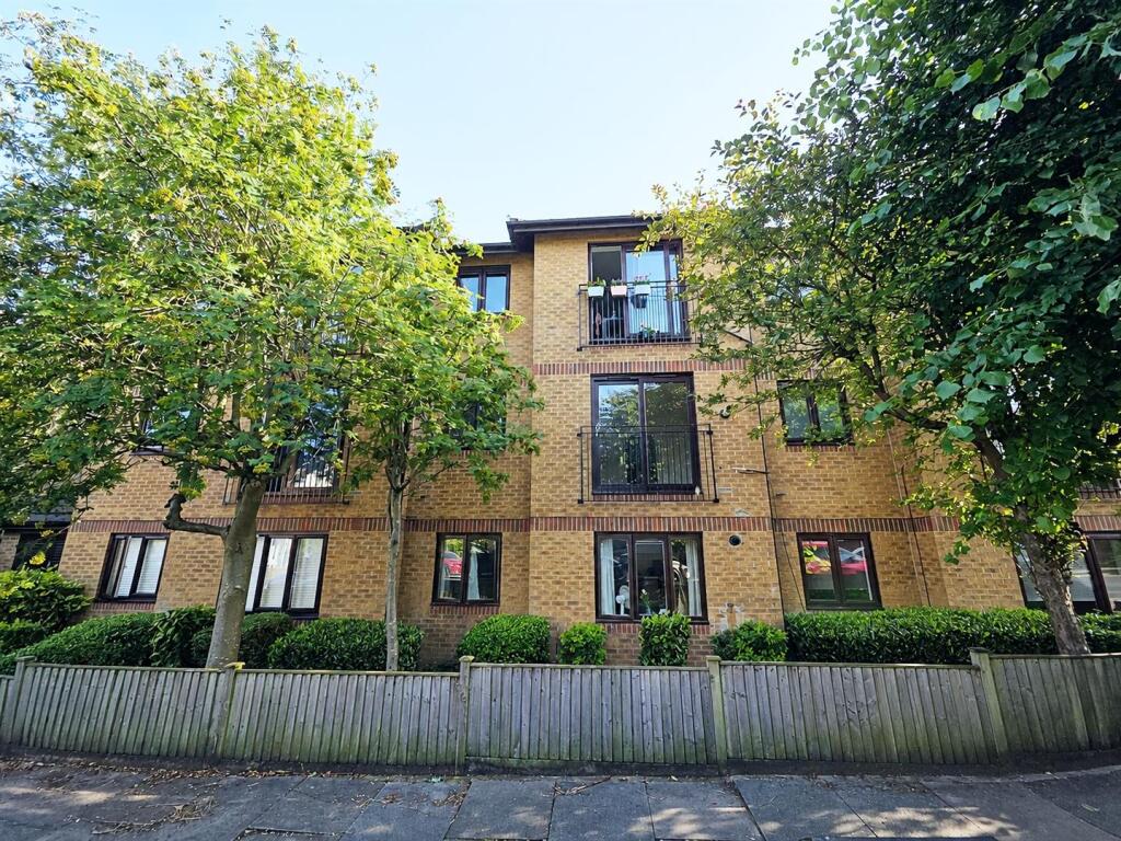 1 bed 1st Floor Flat for rent in Southgate. From Anthony Webb Estate Agents - Palmers Green
