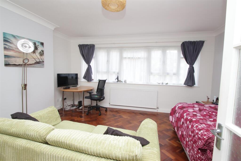 4 bed 1st Floor Flat for rent in Southgate. From Anthony Webb Estate Agents - Palmers Green