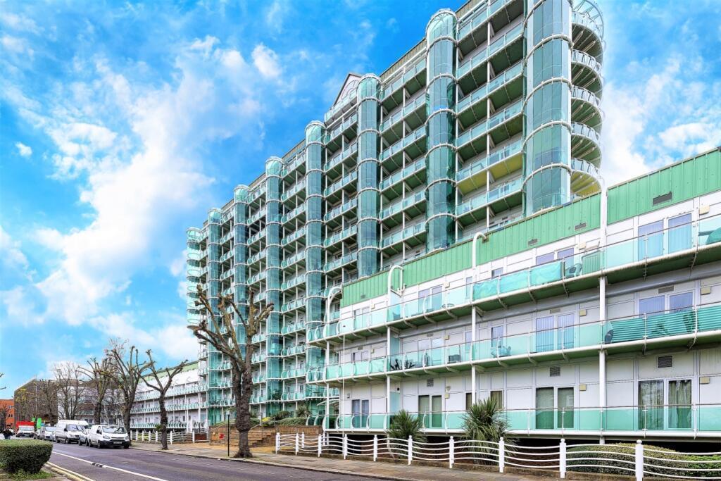 5 bed 1st Floor Flat for rent in Crews Hill. From Anthony Webb Estate Agents - Palmers Green