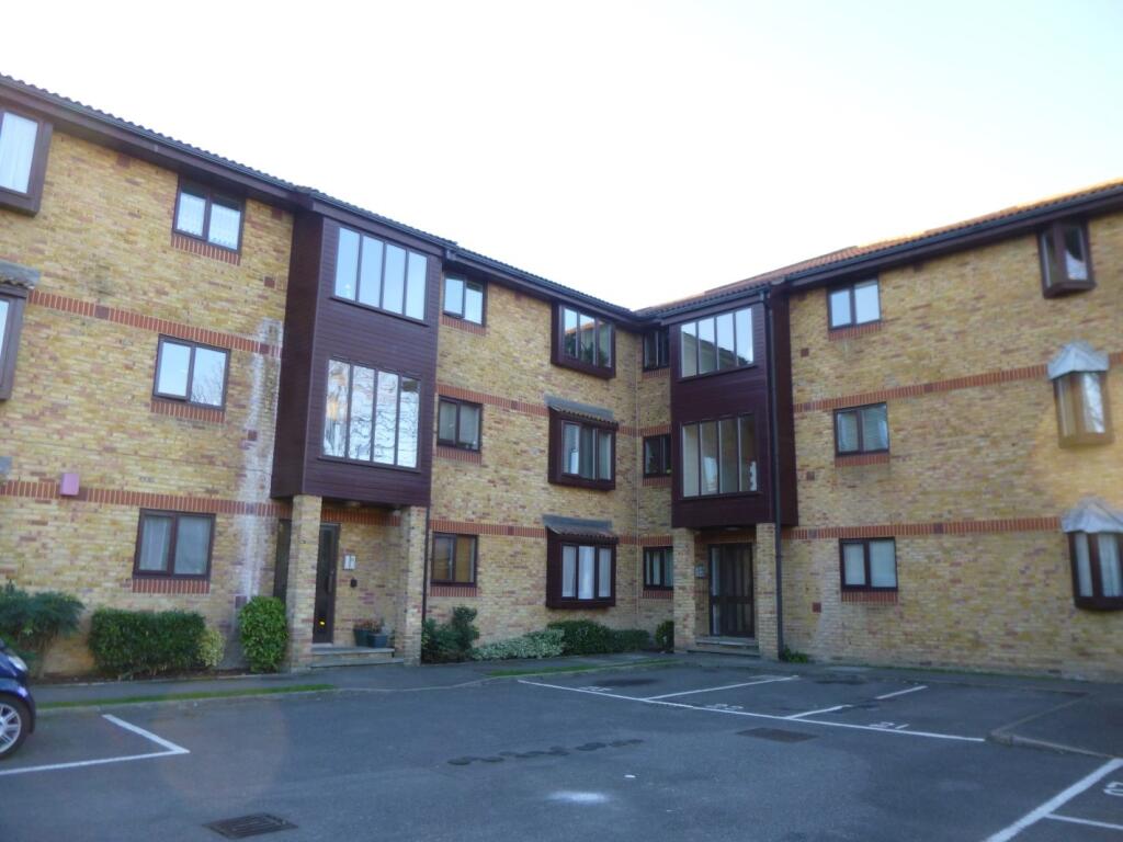 4 bed 1st Floor Flat for rent in Horley. From Robinsons - Reigate