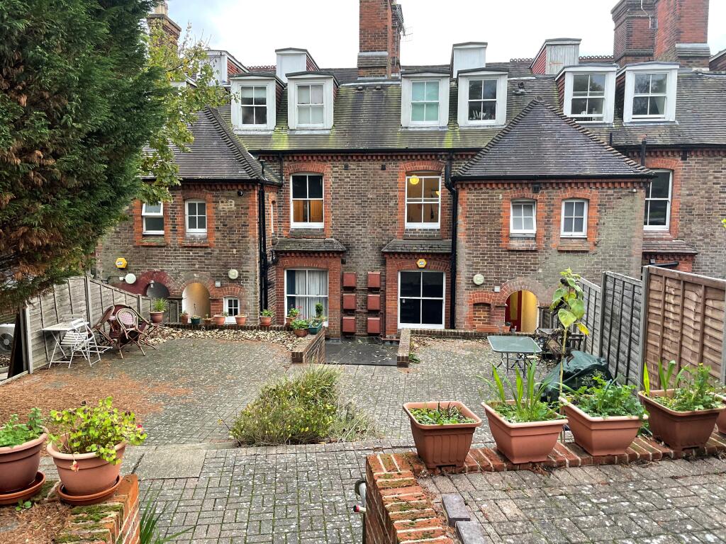 1 bed 1st Floor Flat for rent in Reigate. From Robinsons - Reigate