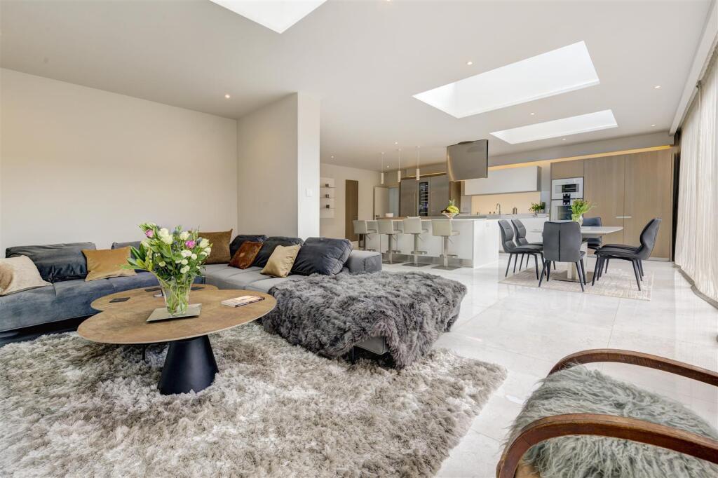 5 bed Detached for rent in Hampstead. From TK International - Hampstead