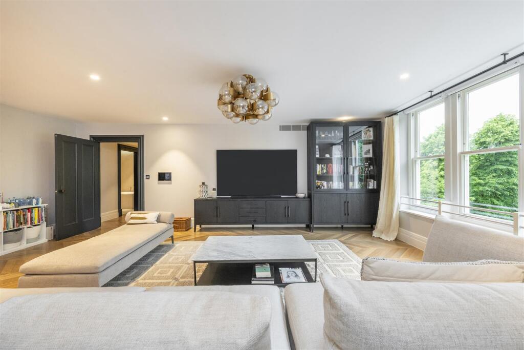 2 bed 1st Floor Flat for rent in Hampstead. From TK International - Hampstead
