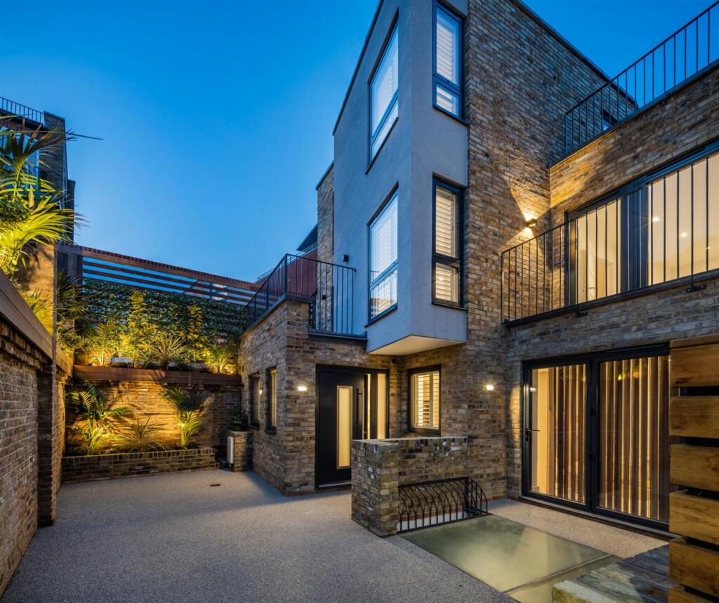 4 bed Detached for rent in Hampstead. From TK International - Hampstead