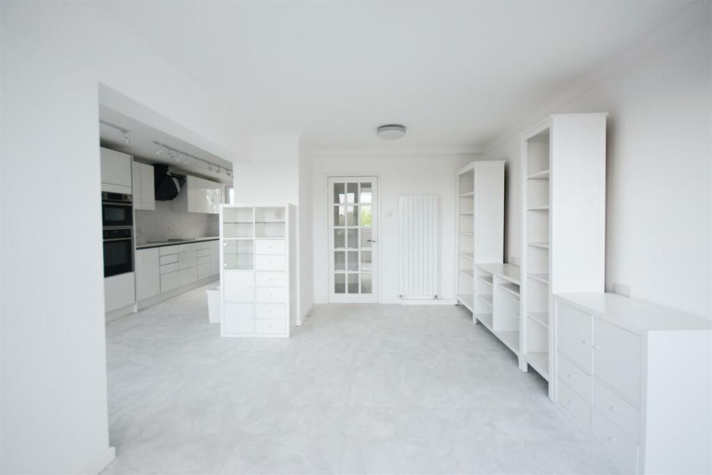 3 bed Apartment for rent in Brentford. From Quilliam Property Services