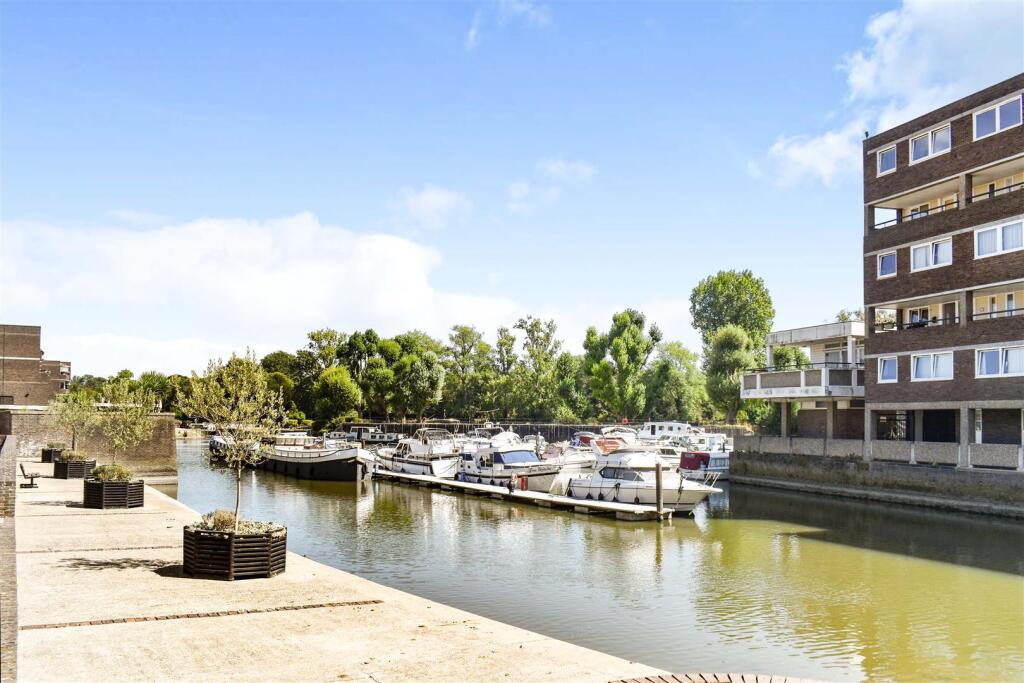 2 bed Apartment for rent in Brentford. From Quilliam Property Services