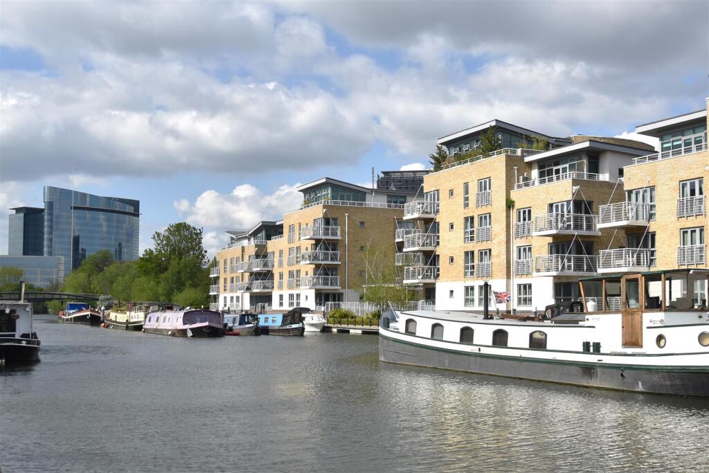 3 bed Penthouse for rent in Brentford. From Quilliam Property Services